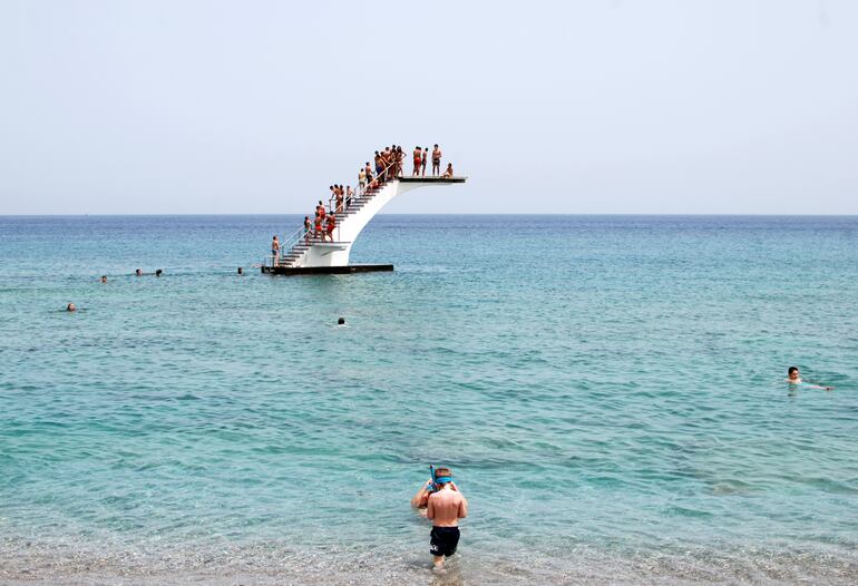 La playa urbana de Elli Beach está apenas a unos cientos de metros del casco antiguo de Rodas.