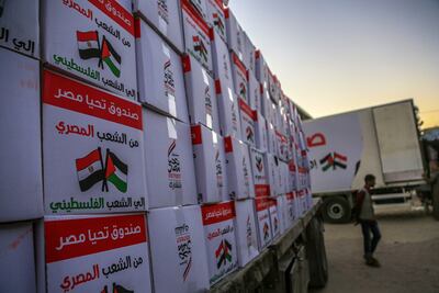 Cajas de materiales de ayuda humanitaria enviados desde Egipto llegan a la ciudad palestina de Rafah.