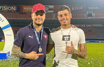 Jean (i) y João Victor Fernandes (d), arqueros de Cerro Porteño.