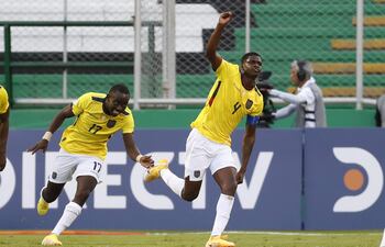 Garis Mina, de Ecuador celebra el gol de ayer, en el partido de la fase de grupos del Campeonato Sudamericano Sub 20, en el estadio Deportivo Cali en Cali (Colombia). EFE