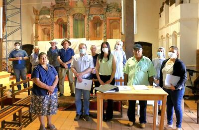 Representantes de la SNC, de la empresa constructora, Alberto Barrail e Hijos S.A. y la comisión pro restauración tras la firma del acta de inicio de obras en el templo jesuita de San Joaquín.