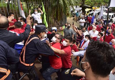 Los manifestantes tuvieron que ser incluso frenados por polícías.