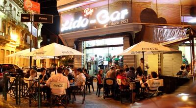 El histórico bar céntrico Lido es foco de una disputa judicial. La accionista y las funcionarias denunciadas por Lino Oviedo Marín sostienen que el proceso está lleno de irregularidades.