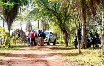 Agentes de investigaciones de la Policía en uno de los varios allanamientos realizados en propiedades de Emboscada en busca de la niña.
