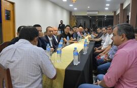 Reunión de autoridades con inversionistas extranjeros.