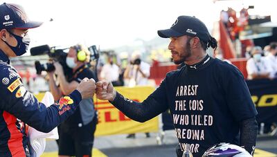 Lewis Hamilton  con un mensaje:  “detener a los policías que mataron a Breonna Taylor”. EFE