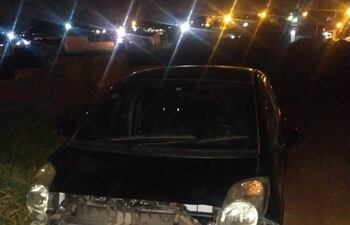 El automóvil fue abandonado sin varias piezas en un camino vecinal de Ciudad del Este.