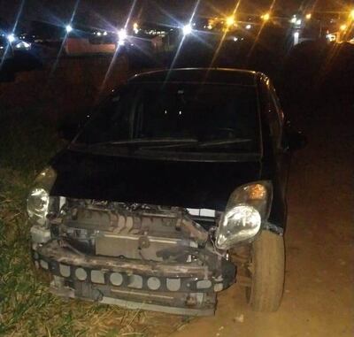 El automóvil fue abandonado sin varias piezas en un camino vecinal de Ciudad del Este.