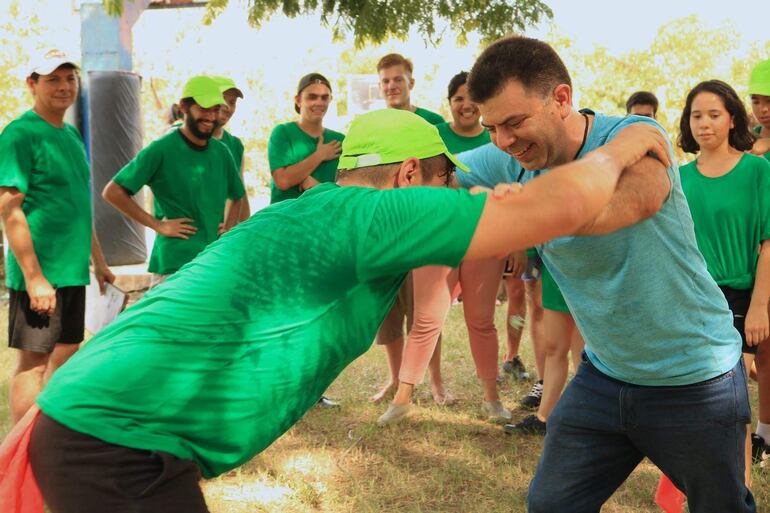 En está imagen, una dinámica en la que Fernando Bogado un especialista en juegos recibido por la Universidad de Pennsylvania, hace una demostración. 