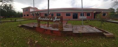 Con las puertas bajo llave, el distrito se mantiene literalmente en acefalía desde que un grupo encabezado por el concejal municipal (ANR) Hugo Pauillaux, invocando una resolución de la Junta municipal fue nombrado intendente municipal.