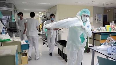 Imágenes de médicos de España. Los organizadores señalan estas imágenes porque se apunta a que Paraguay también acceda a esos equipamientos como en otros países.