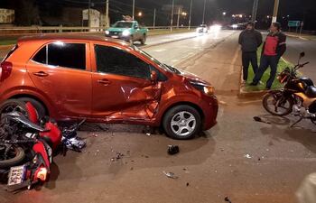 La colisión se produjo cuando el automóvil salió al paso de la motocicleta de manera repentina.