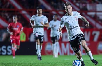 Roger Guedes hizo doblete ayer para el triunfo de Corinthians ante Fluminense.