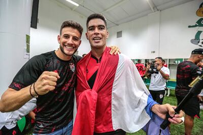 Brian Montenegro, con una bandera paraguaya, festeja en los vestuarios el título del Atlético Goianiense con un compañero de equipo