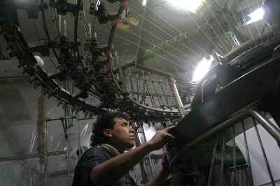 Un trabajador en una fábrica de hilado, en Lima, Perú.  La OCDE rebaja al 5,7% su proyección de crecimiento económico mundial para 2021. (EFE)