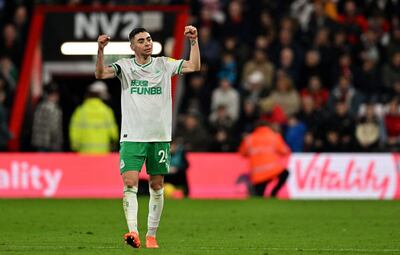 El mediocampista del Newcastle United Paraguay Miguel Almiron celebra después de marcar el gol del empate durante el partido de fútbol de la Premier League inglesa entre el Bournemouth y el Newcastle United en el Vitality Stadium de Bournemouth, en el sur de Inglaterra, el 11 de febrero de 2023.