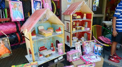 AB Miniaturas ofrece casitas de muñecas hechas a mano con cortinas, muebles y luces.