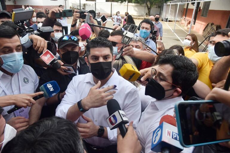 El precandidato y actual intendente de Asunción, Óscar Nenecho Rodríguez, ejerció su derecho al voto en la escuela San Pedro y San Pablo del barrio Mburicao