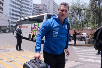El entrenador de la selección paraguaya, Guillermo Barros Schelotto,  llegando al hotel Los Incas  de Lima, sede del amistoso de esta noche