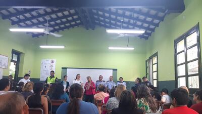 Autoridades convocaron a una reunión de padres, en donde participaron varias autoridades de diferentes estamentos para activar un protocolo de control.
