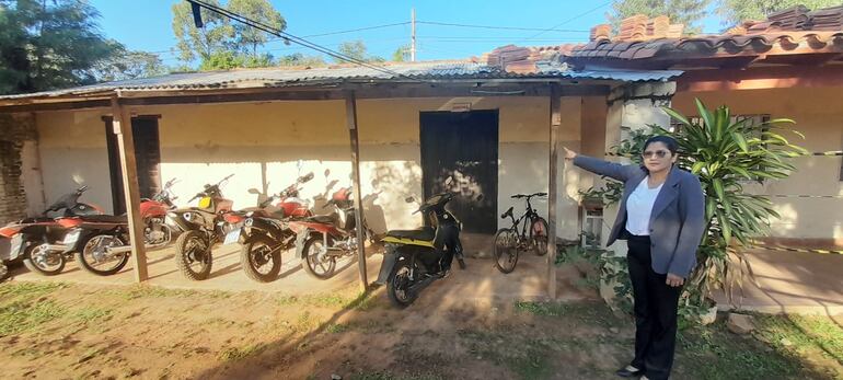 La directora de la institución, Lic. Lilian Rosa Mercado Pintos, mostrando la cocina y comedor clausurados.