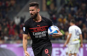 Olivier Giroud celebra su gol, el primero para la remontada del Milan ante Hellas Verona.