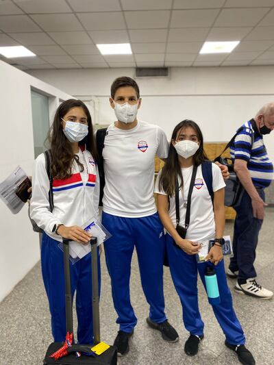 Las triatletas Fabiana Belén Dávalos Palacio y Josefina María Sosa Miranda, junto al entrenador Andrés Arce, rumbo a Cali.