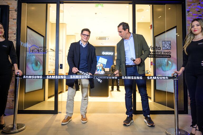 Néstor Gamarra y Gonzalo Ramos habilitaron la nueva tienda de Samsung Paraguay.
