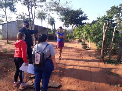La fiscala Elena Fiore de J. Augusto Saldivar verifica las propiedades privadas que fueron invadidas por sintechos en Ypané