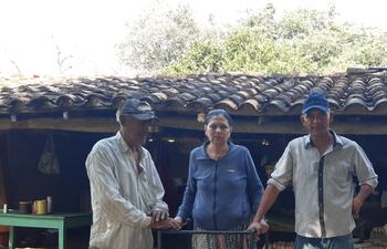 Don Alejo Cantero y Primitiva Caballero, junto a su hijo Luis Alberto Cantero, quien después de 16 años volvió de la Argentina pero con problema mental.