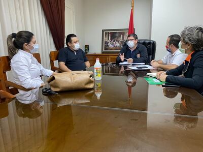 De izquierda a derecha. Los directores Alison Anisimoff (Servicios Generales), Francisco Arrúa (Recaudación), Daniel Pereira (Dirección General), Sebastián Martínez (Desarrollo Social) y Marlene Aguilera (Área Urbana) en la conformación del comité de emergencia.