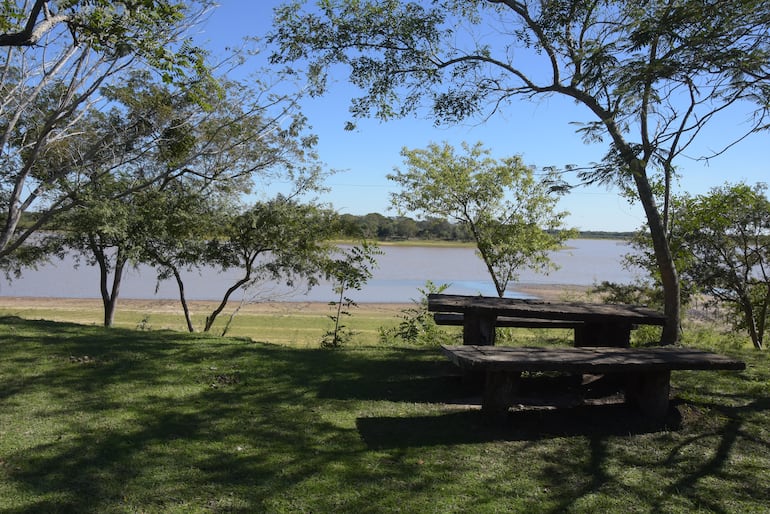 Idílica foto de la laguna Gadea. Aquí se depositan lixiviados del vertedero que luego terminan en el río Paraguay, frente a Argentina.
