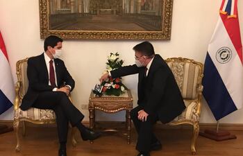 El coronel DEM (R) Liduvino Vilman Díaz, presidente de la Agencia Espacial del Paraguay informó acerca los avances del primer satélite paraguayo Guaranisat-1 al embajador Federico A. González.