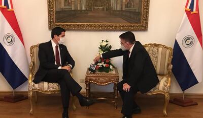 El coronel DEM (R) Liduvino Vilman Díaz, presidente de la Agencia Espacial del Paraguay informó acerca los avances del primer satélite paraguayo Guaranisat-1 al embajador Federico A. González.