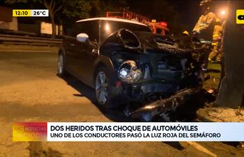 Dos heridos tras choque de automóviles, uno de los conductores pasó la luz roja del semáforo