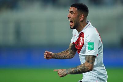Sergio Peña de Perú celebra un gol hoy, durante un partido por las eliminatorias sudamericanas para el mundial de Catar 2022 entre las selecciones de Perú y Chile en el Estadio Nacional, en Lima (Perú).