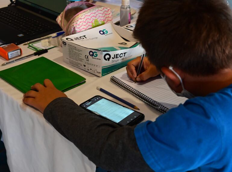 Un niño rindiendo su examen virtual.