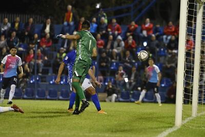 La pelota viaja inexorablemente a la red después del toque de Moreno Martins para ser el gol de la victoria de Cerro Porteño ante Sol de América