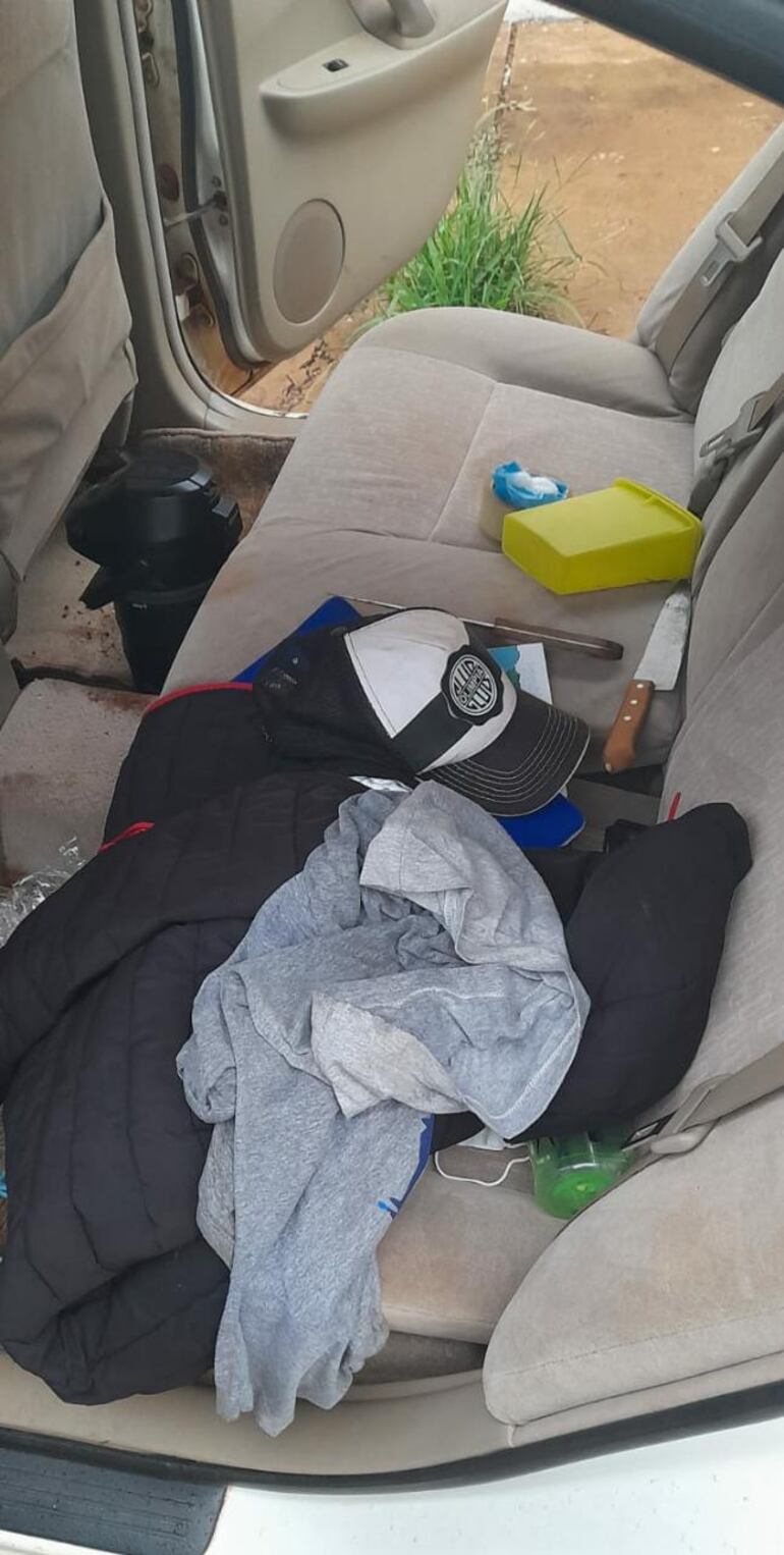 Objetos hallados dentro de automóvil incautado, tras el intento de asalto.