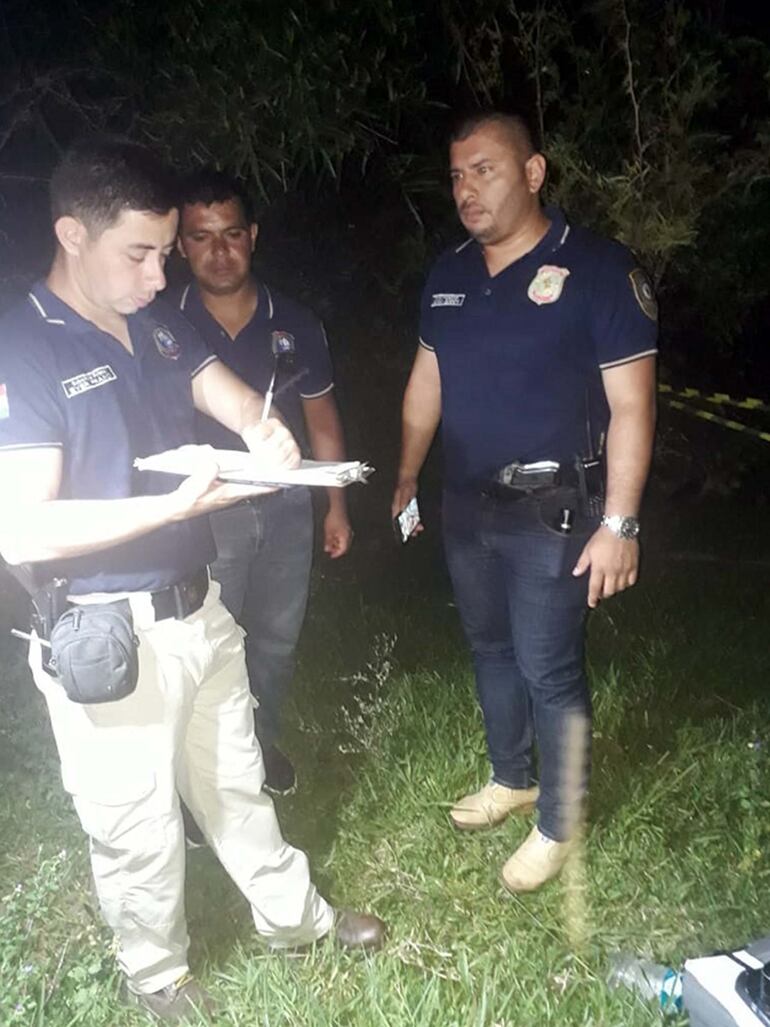 Policías de Investigaciones de Misiones en la escena del crimen.