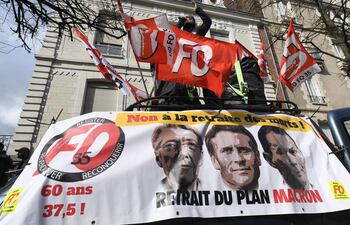 Emmanuel Macron, y el ministro de Trabajo francés, Olivier Dussopt, que dice "No a la jubilación de los muertos, retiro del plan de Macron" durante una manifestación. Una primera moción de censura contra el Gobierno del presidente francés, Emmanuel Macron, se presentó este viernes en la Asamblea Nacional como respuesta a la aprobación, el jueves, de la reforma de las pensiones por decreto, sin el voto de los diputados.