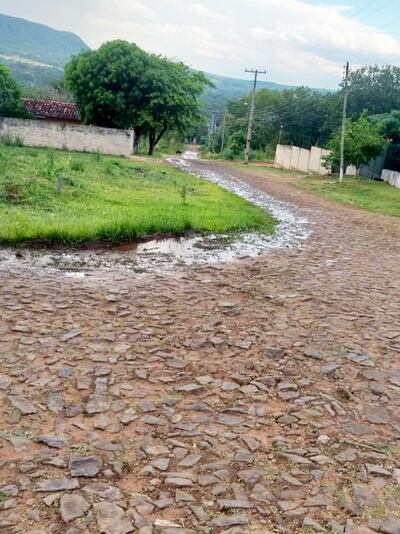 El agua fluye desde hace meses sobre la calle del barrio Santa María. Aseguran que proviene de un caño roto de la Essap.