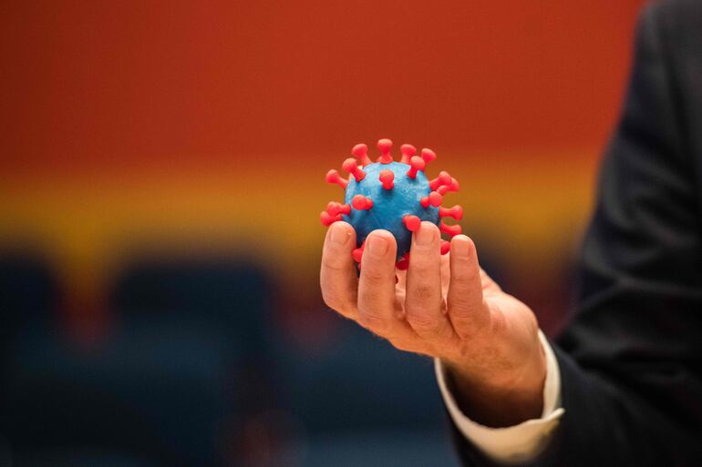 Un modelo a escala del novel coronavirus SARS-CoV-2 en el centro Helmholtz para la investigación de infecciones en Braunschweig, Alemania.