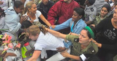 Activistas sociales cubanas apresadas durante una protesta por agentes del régimen castrista.