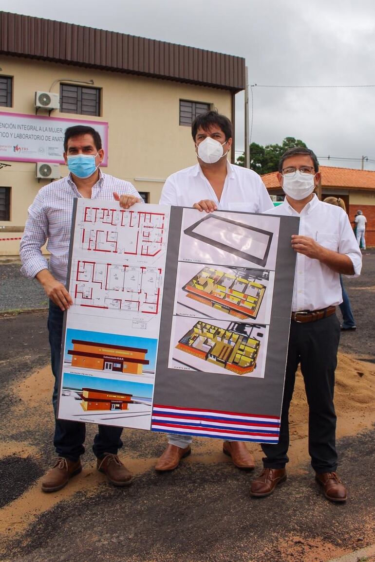 Autoridades sanitarias y el gobernador Juan Carlos Baruja muestran lo que será la estructura del laboratorio central de Paraguarí