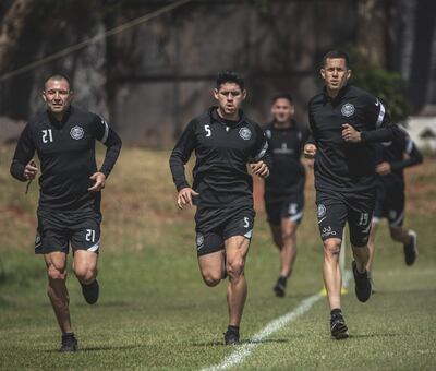 Antolín Alcaraz, Saúl Salcedo y Luis Fernando Cáceres, en plena tarea física en la Villa Olimpia, en Fernando de la Mora.