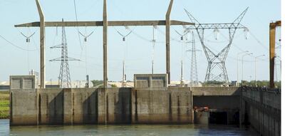 Pórtico de salida de las líneas LP1 y LP2, ubicadas en la Central Hidroeléctrica de Yacyretá y que van hasta la Estación de Ayolas.