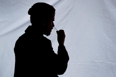 Una persona se realiza un test de antígenos para detectar una posible infección de covid-19 en Los Ángeles, Estados Unidos.