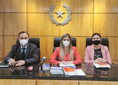 Los jueves, Milciades Ovelar, Flavia Lorena Recalde y Emilia Santos.