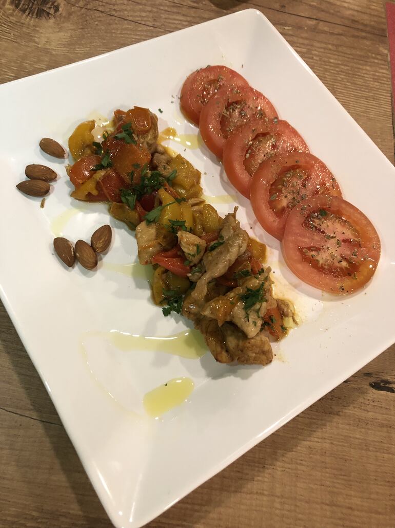 Pollo con pepperoni a la romana.